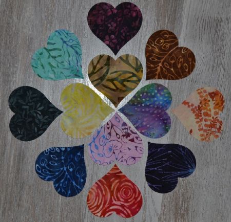 lot de 12 coeurs de tissu patchwork coloris assortis batik multicolores 