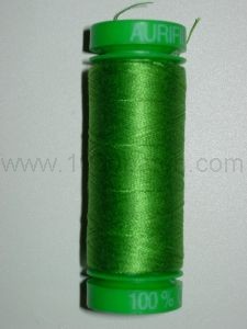 Bobine de fil AURIFIL VERT TIGE main et machine