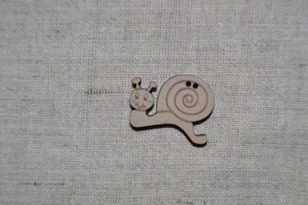 Bouton en bois forme escargot