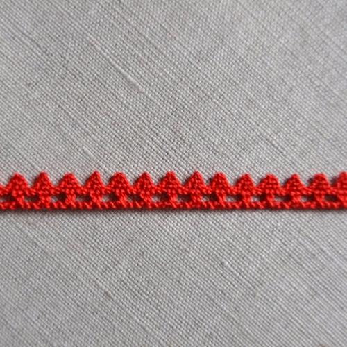 Véritable Dentelle du Puy en Coton Rouge
