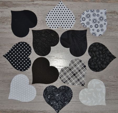 lot de 12 coeurs à appliquer tissu patchwork coloris blancs et noirs 